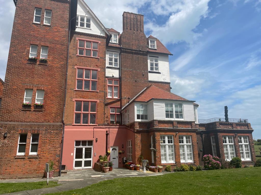 Lot: 164 - GROUND FLOOR FLAT WITH OWN ENTRANCE PLUS PARKING SPACE AT FRONT OF THE BUILDING - Side View Showing entrance to Flat 2